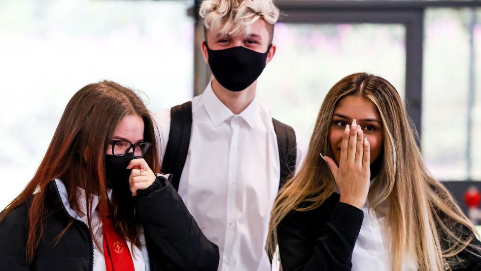 Ученики в школе, некоторые в масках