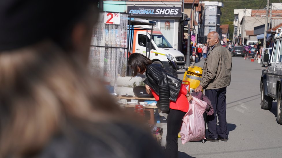 Bošnjačka mahala je naselje koje fizički spaja južni i severni deo ali i mesto svakodnevnog susreta Albanaca i Srba. Mnogi dolaze u kupovinu baš ovde