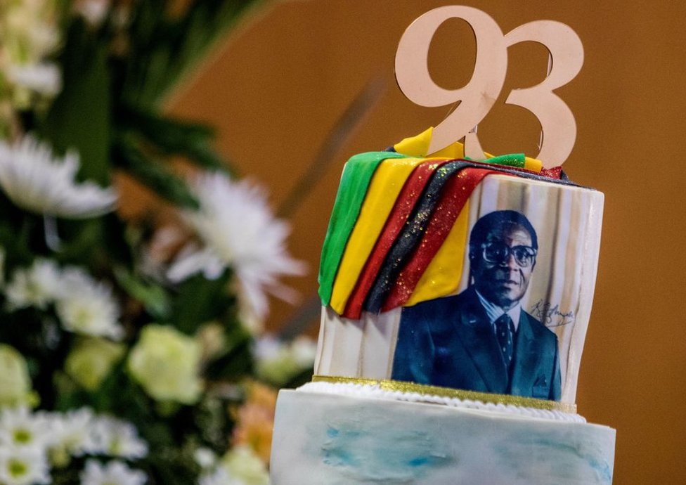 La edad le pasó factura a Mugabe. Un paste de celebración para Mugabe