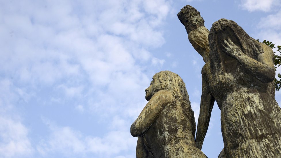 Esta escultura, en la ciudad de Medellín, fue en parte realizada con el metal de armas que entregó el EPL al desmovilizarse. Las armas de las FARC también se convertirán en esculturas. Detalle de escultura