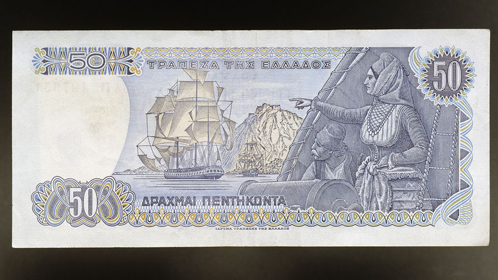 Billete de 50 dracmas, 1973, con la imagen de Laskarina Bubulina dirigiendo el fuego de cañón contra dos barcos otomanos durante la Guerra de Independencia griega.