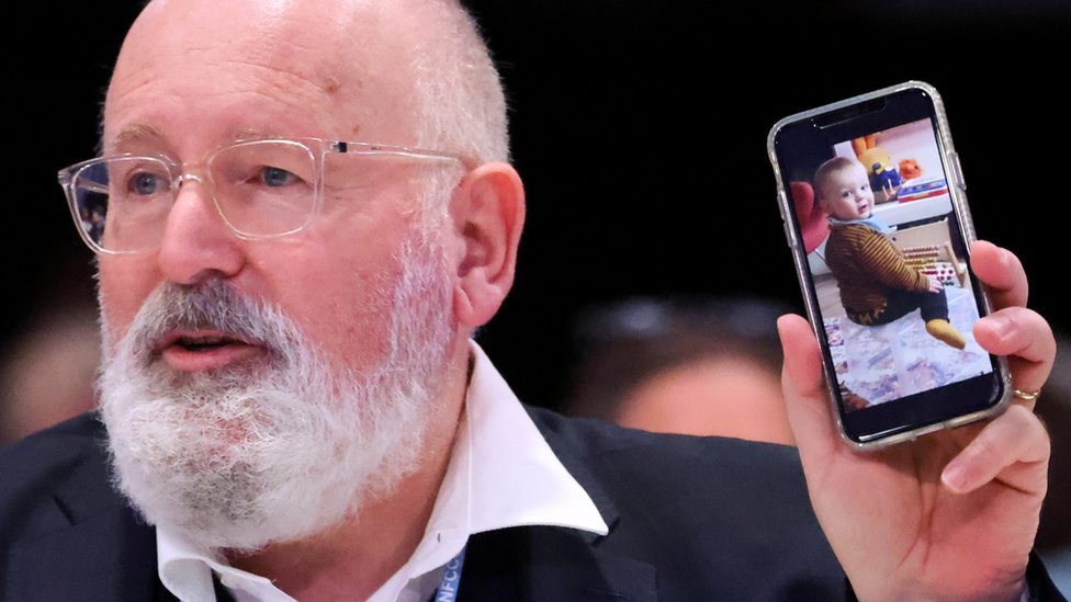 Frans Timmermans mostrando la foto de su nieto en la COP