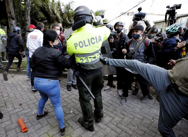 Un policía es atacado por manifestantes