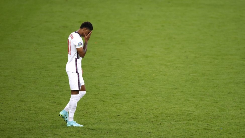 Englands Marcus Rashford looks dejected after missing a penalty