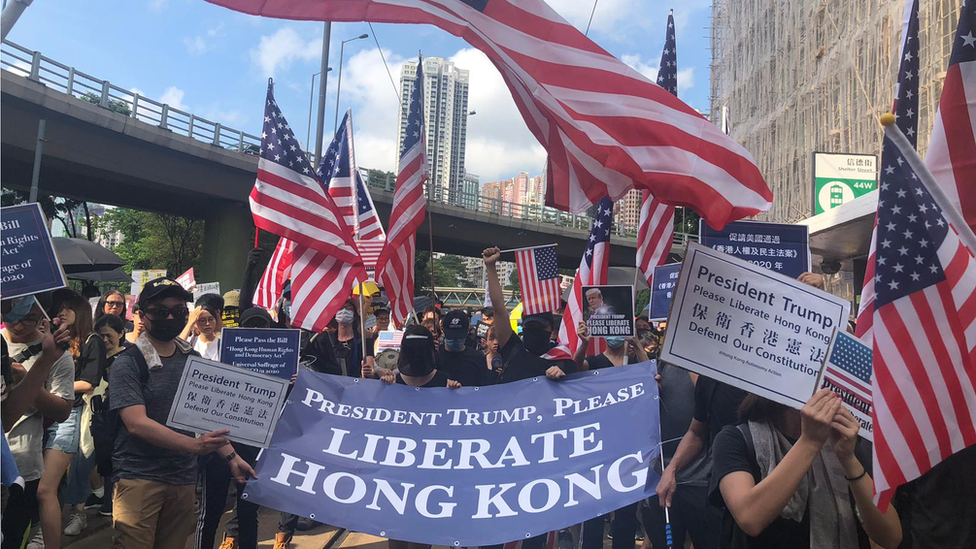 手持美國旗的示威者望特朗普幫香港