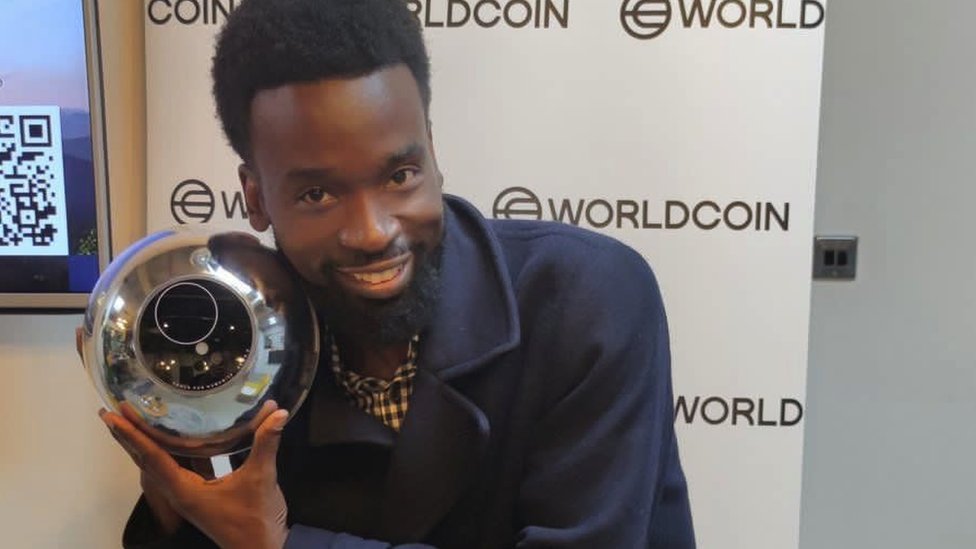 摩西·塞魯瑪加 (Moses Serumaga) 與世界幣的虹膜掃描儀