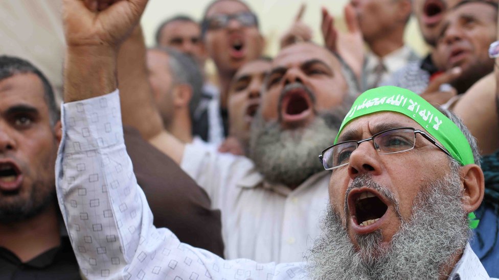 Yargıyı protesto eden Müslüman Kardeşler yanlıları