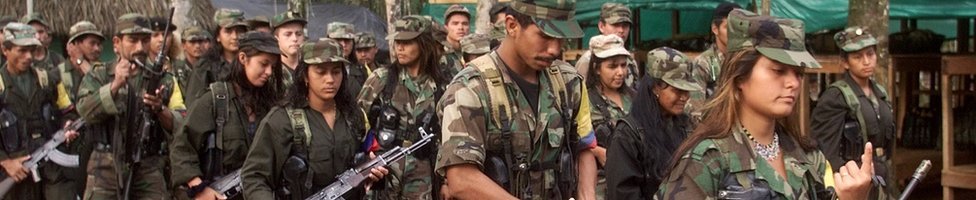 Марксистские повстанцы FARC маршируют через партизанский лагерь в джунглях южной Колумбии, 22 июня 2001 г.