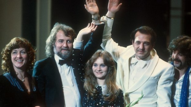 Николь (в центре) - победительница Евровидения 1982 года