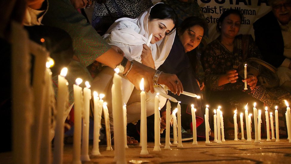 El ataque en el santuario sufí Lal Shahbaz Qalandar conmocionó a Pakistán. Velas en homenaje a las víctimas del ataque en el santuario Lal Shahbaz Qalandar, en Pakistán.