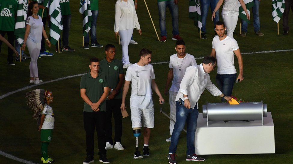 Los sobrevivientes colocaron cartas en la "Cápsula del tiempo", un monumento que recibirá las cartas de aficionados de ambos equipos y se abrirá dentro de 43 años. Cápsula del tiempo