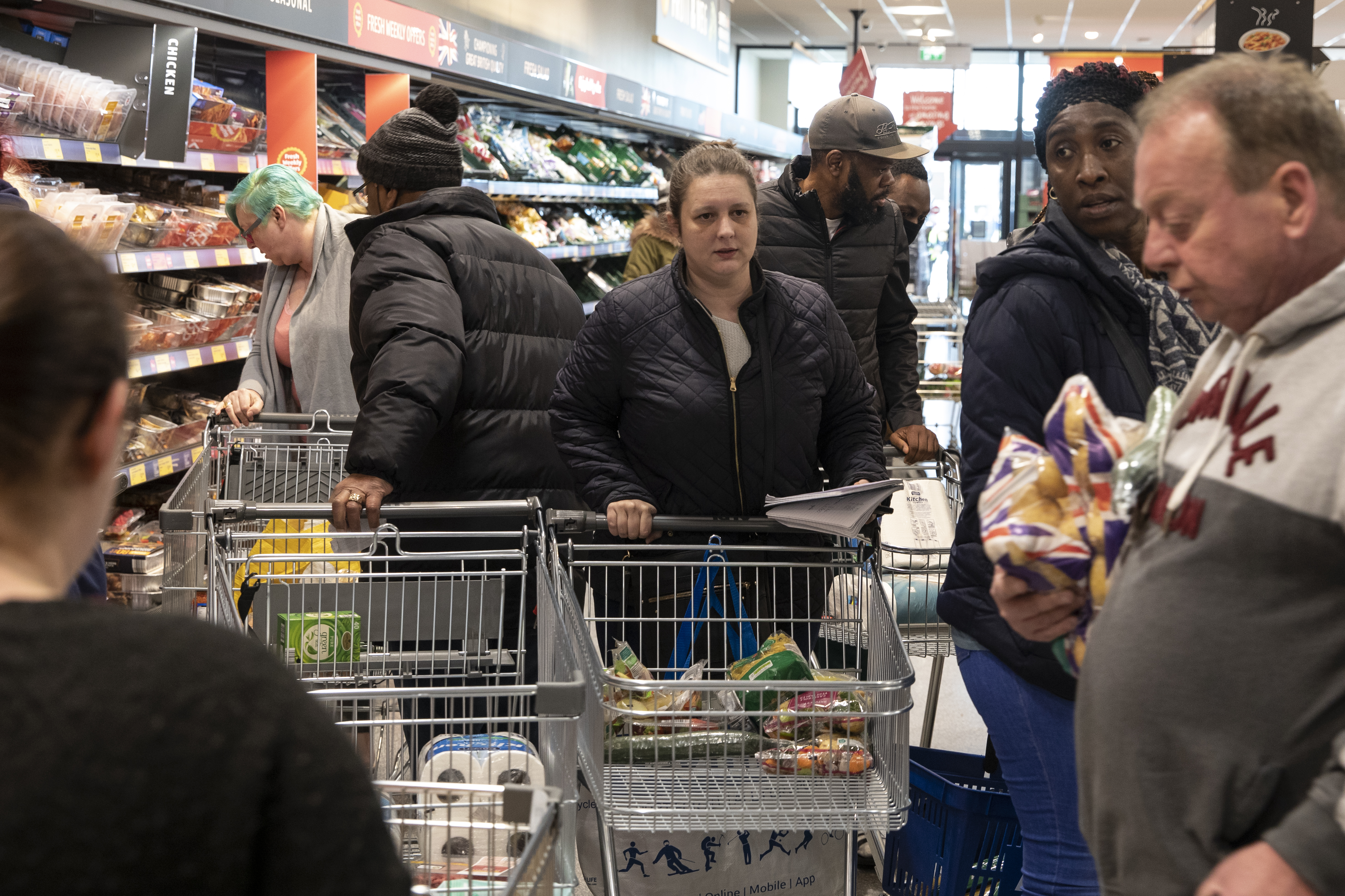 Покупатели выстраиваются в очередь у супермаркета Aldi 23 марта 2020 года в Лондоне, Англия.