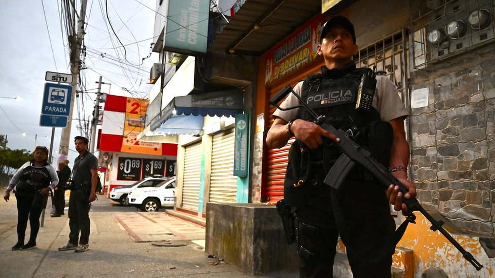 Naoružani policajci tokom akcije u Gvajakilu