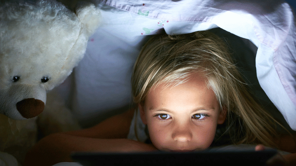 Devojčica sa uređajem u krevetu