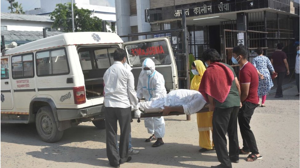 Люди рядом с пациентом с подозрением на Covid-19 были замечены без средств индивидуальной защиты в Медицинском колледже Наланды и в кампусе больницы, обозначенной как больница Covid-19, 22 июля 2020 года в Патне, Индия.