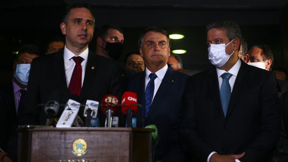 Jair Bolsonaro e os presidentes do Senado e da Câmara, Rodrigo Pacheco e Arthur Lira, na entrega da MP de privatização da Eletrobras ao Congresso, em fevereiro deste ano