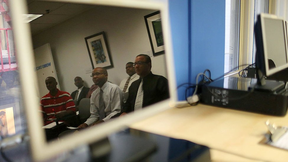 La víctima de la discriminación considera que tener prejuicios étnicos o de género es una prueba de "limitación intelectual". Personas esperando entrevista de trabajo.