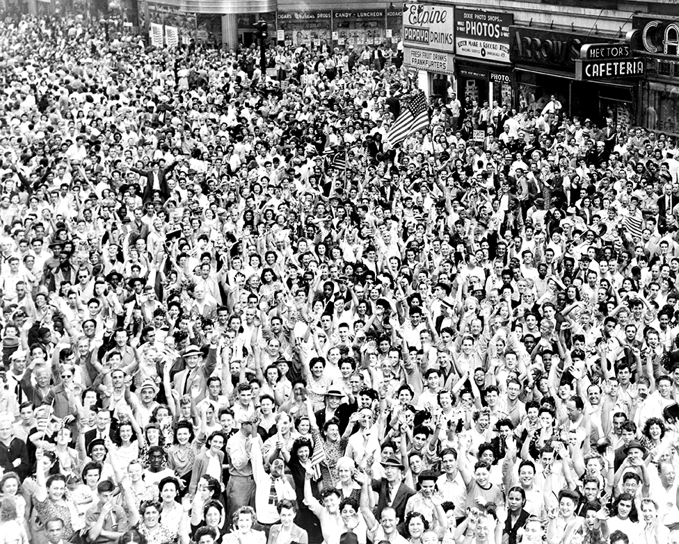 Толпа аплодирует на Таймс-сквер в Нью-Йорке