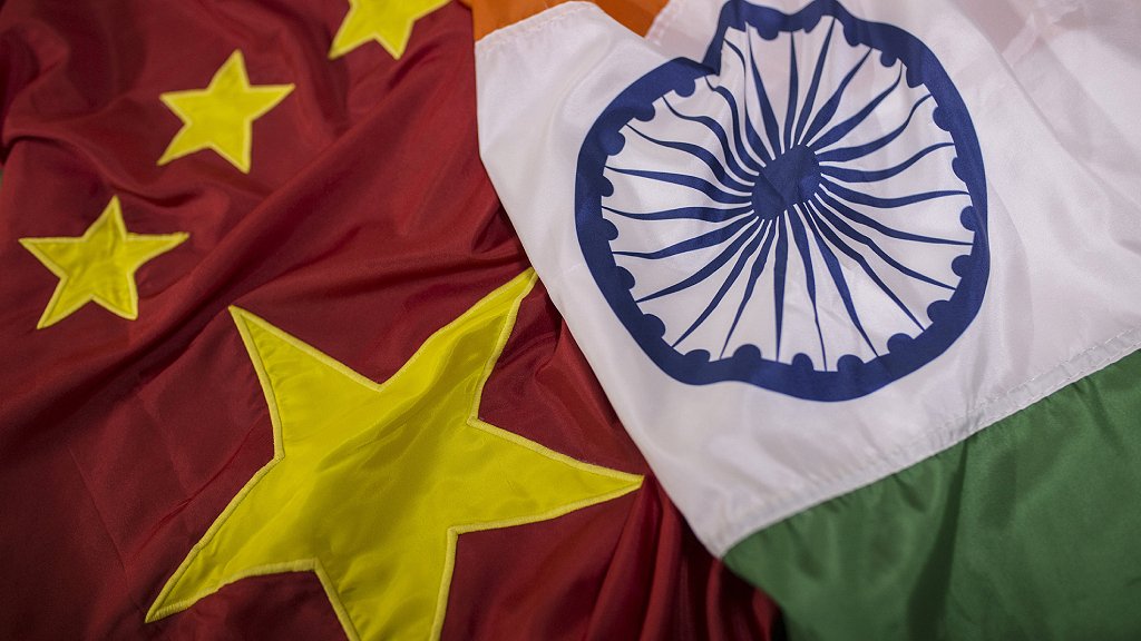 Banderas de China e India