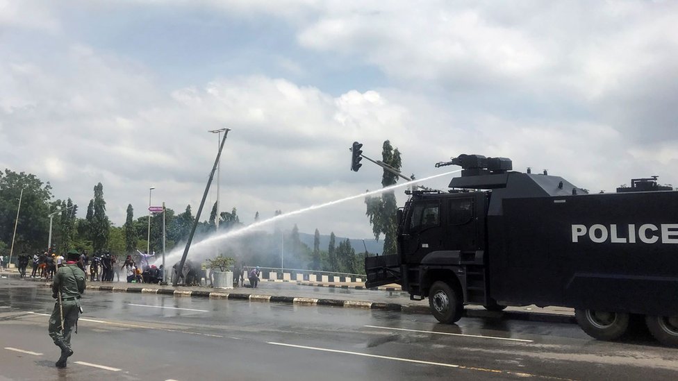 Полиция использует водометы для разгона людей, протестующих против предполагаемой жестокости со стороны членов Специального отряда по борьбе с грабежами (SARS) Нигерии в Абудже, Нигерия, 11 октября 2020 г.