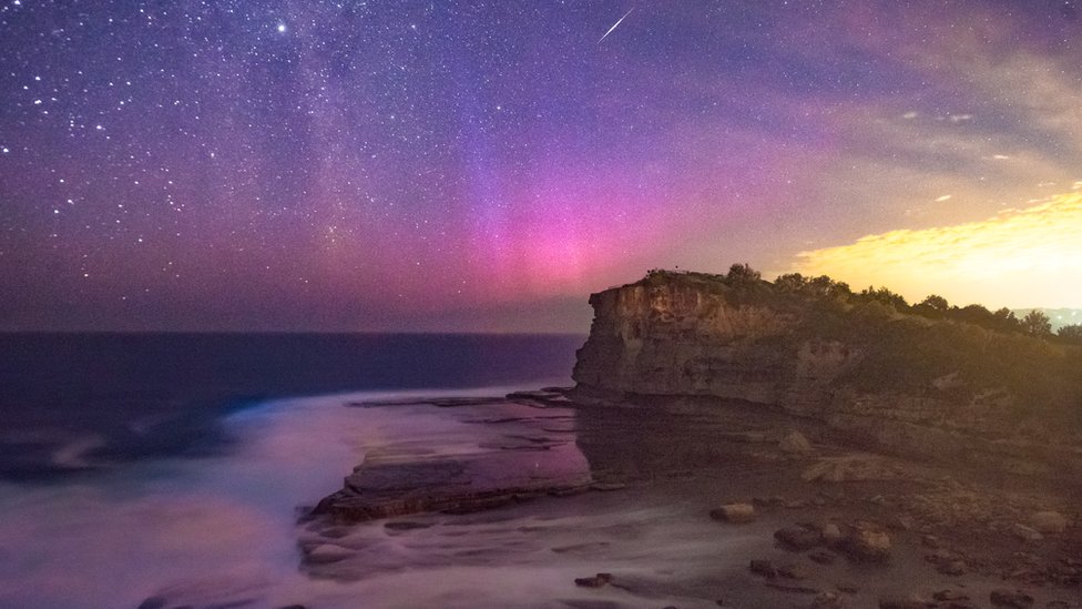 Incredible Image Captured Of The Aurora Australis, The Full Moon