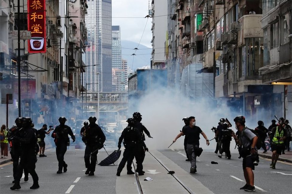 ОМОН стреляет слезоточивым газом в толпу, чтобы разогнать демонстрантов, нарушающих закон о национальной безопасности, во время марша в годовщину передачи Гонконга Китаю из Великобритании в Гонконге, Китай, 1 июля 2020 г.