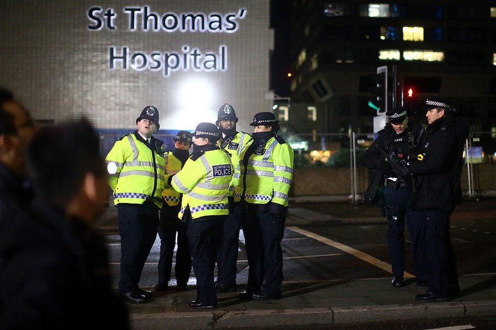Los "bobbies" no portan pistola, aunque sí una porra. Varios policías municipales o "bobbies" frente al Hospital San Thomas', en Londres.