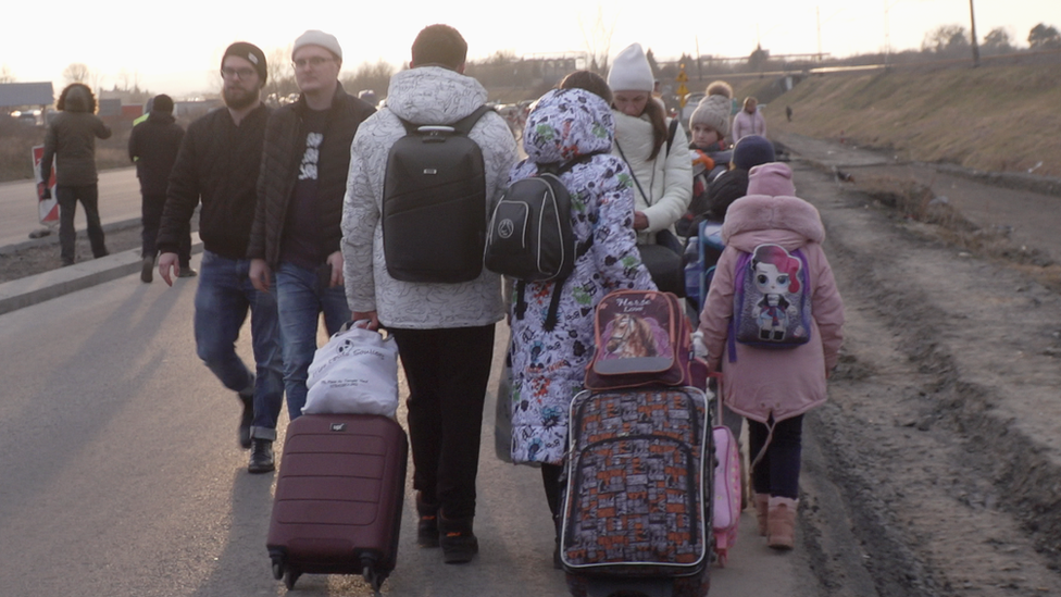 Ljudi sa koferima na poljskoj granici