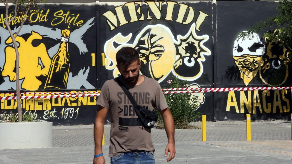 Fudbal i nasilje: Navijač atinskog AEK-a ubijen u tuči sa pristalicama zagrebačkog Dinama, smenjeno sedam zvaničnika grčke policije 8 AEK, atinski AEK