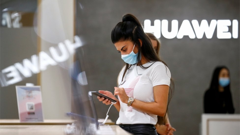 An employee uses a Huawei P40 smartphone at the IFA consumer technology fair, amid the coronavirus disease (COVID-19) outbreak, in Berlin, Germany September 3, 2020