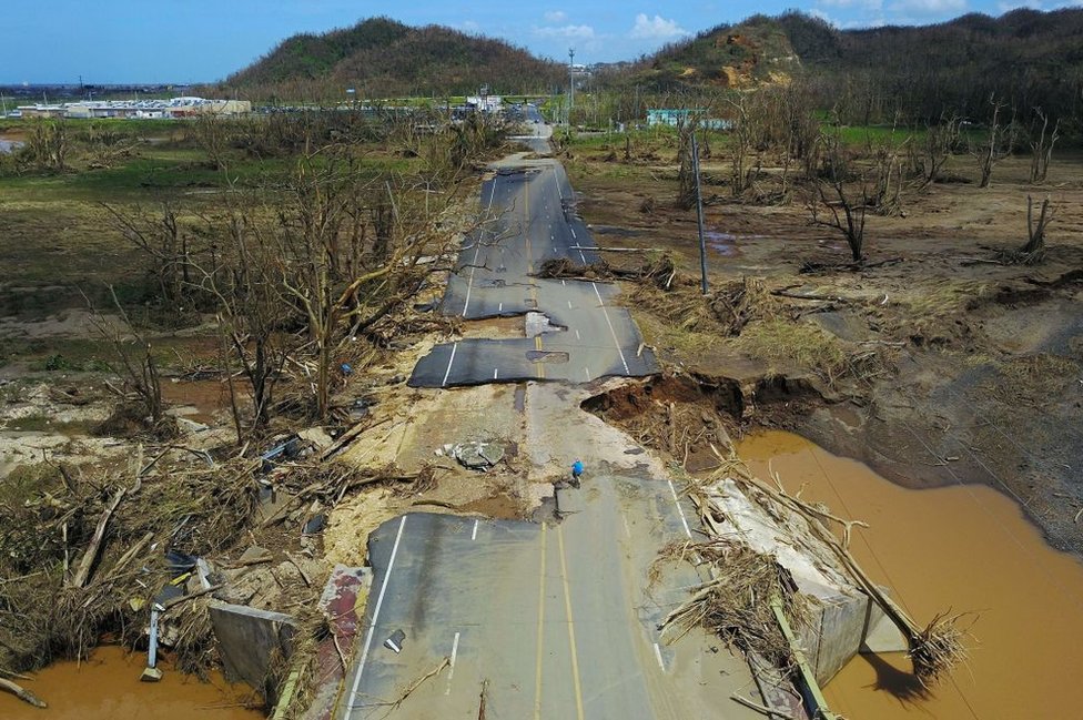 Una carretera dañada en Puerto Rico.