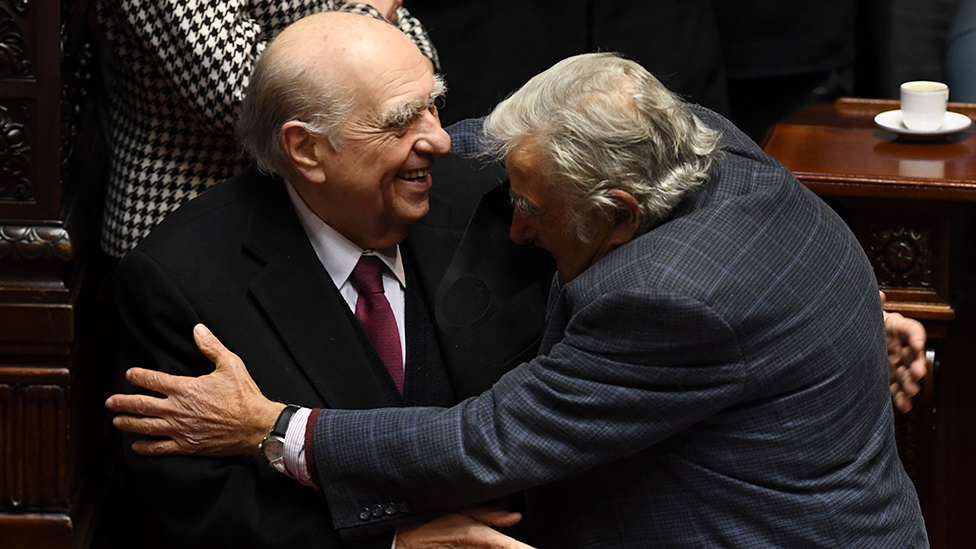 El abrazo de despedida entre dos rivales históricos: el expresidente conservador Julio María Sanguinetti y el exmandatario socialista José "Pepe" Mujica.