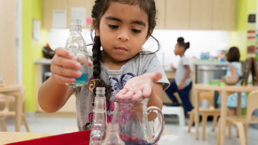 Una nena en una clase de una escuela Montessori.