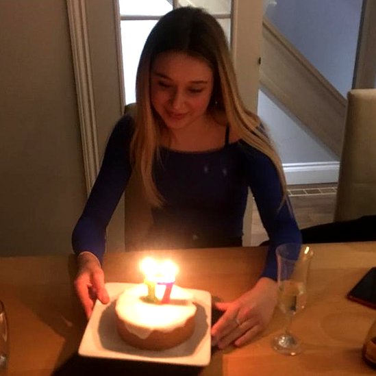 Элли Гулд, убитая в Кальне подростка со своим праздничным тортом в свой 17-й день рождения