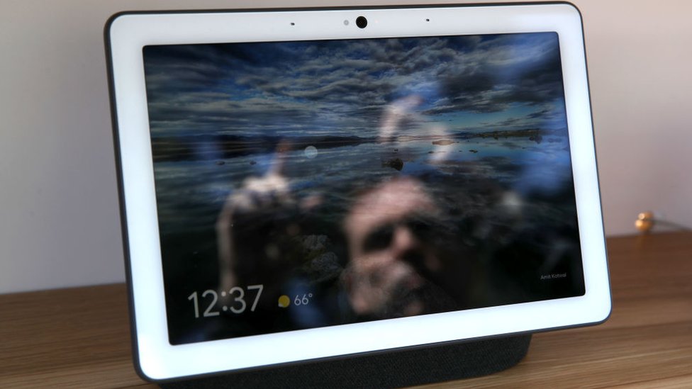 Отражение человека видно в фоторамке в стиле Google Nest Hub Max