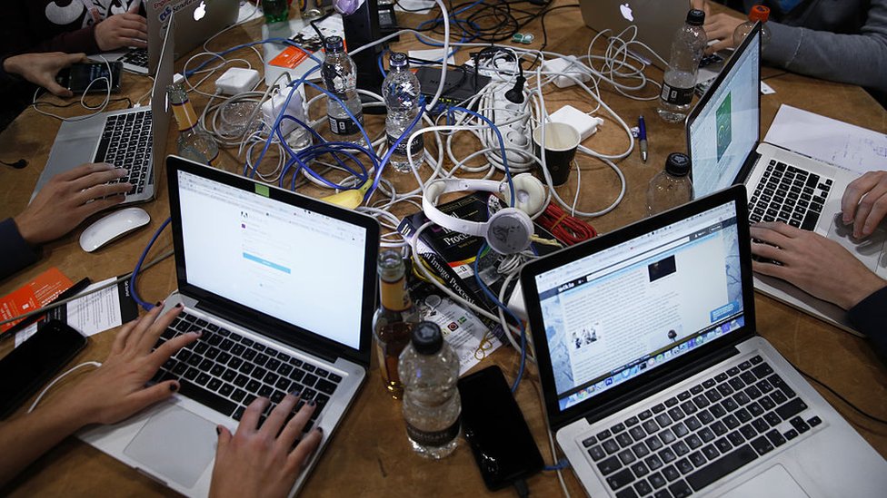 Uno de los riesgos de la Economía Gig es la precarización del empleo porque no existen contratos de trabajo ni regulaciones. Personas trabajando con computadores