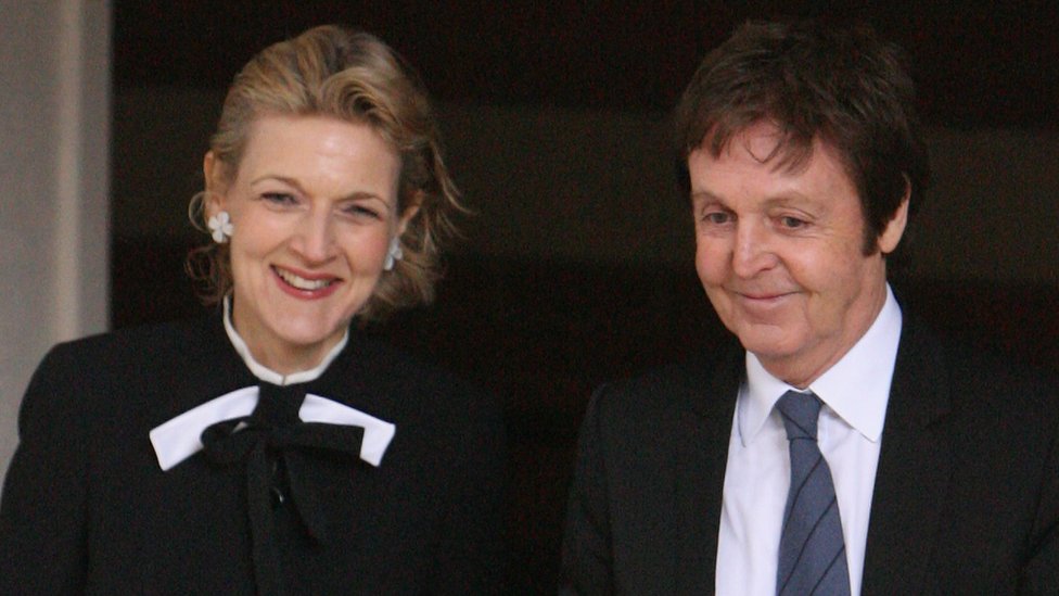 Сэр Пол Маккартни и его адвокат по разводам Фиона Шеклтон покидают Высокий суд 17 марта 2008 г.