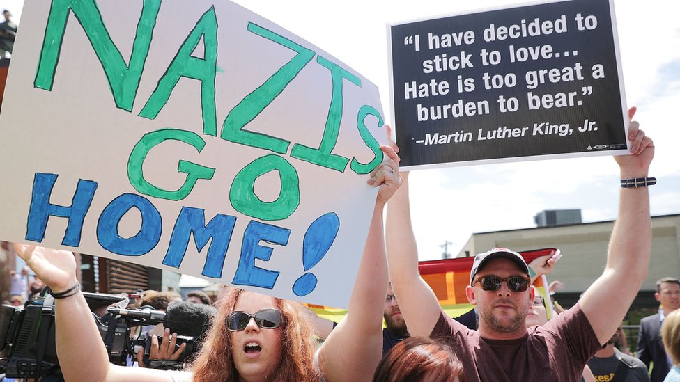 Algunas empresas tecnológicas han empezado a vetar o prohibir contenidos de la extrema derecha. Manifestantes contra grupos neonazis