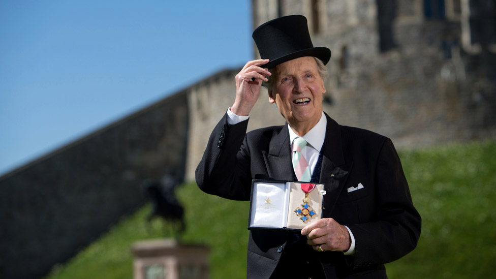 Николас Парсонс с медалью Командора Ордена Британской Империи (CBE), подаренной ему королевой Елизаветой II на церемонии посвящения в Виндзорский замок 15 апреля 2014 г.