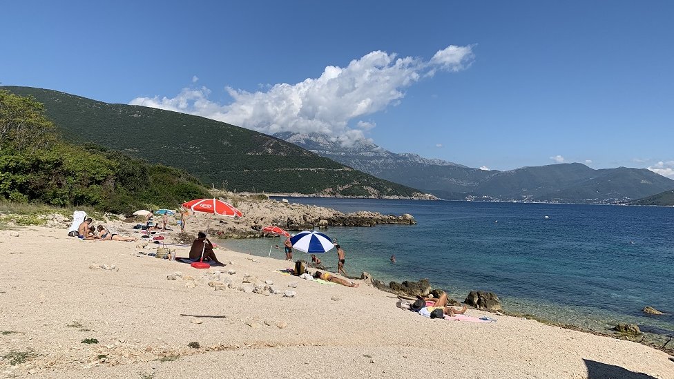 Turisti na plaži i sredinom septembra