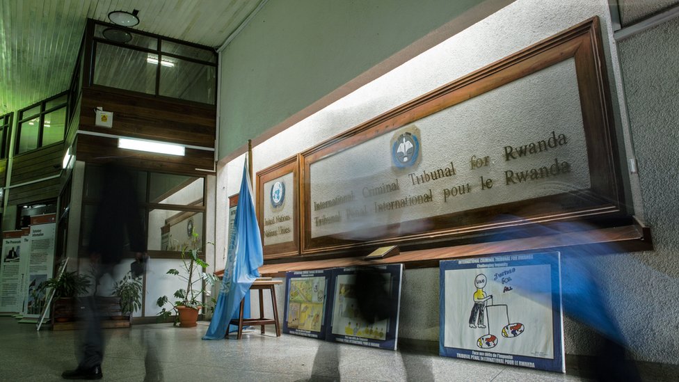 Люди ходят внутри Международного уголовного трибунала по Руанде (МУТР) в Аруше