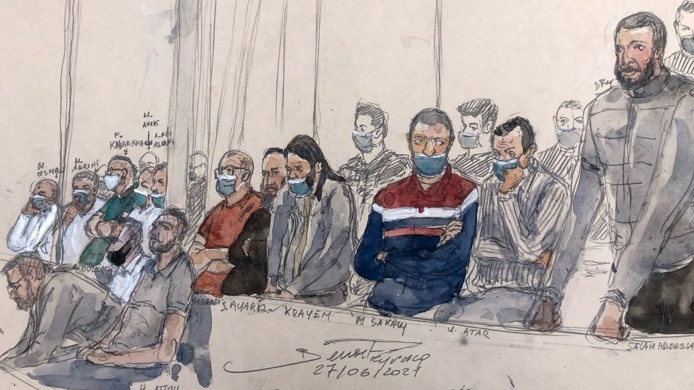 Crtež iz sudnice prikazuje Salaha Abdelslama dok stoji (desno) i pored njega još 13 optuženih