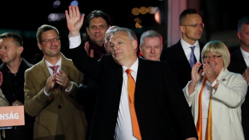 Mađarski premijer Viktor Orban pozdravlja pristalice u Budimpešti