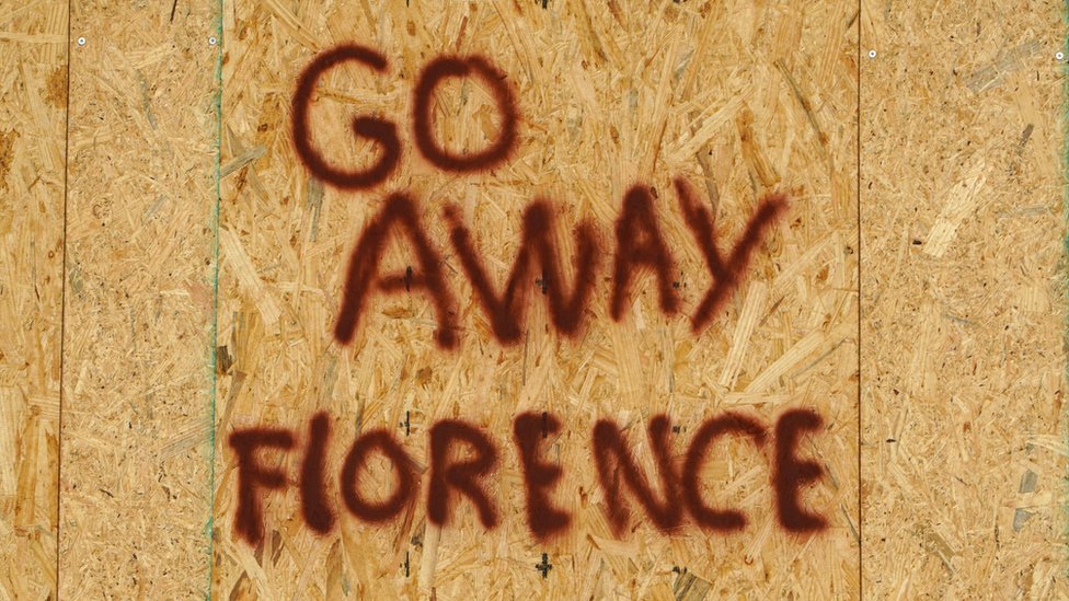 Kuzey Carolina'da kasırgaya karşı önlem olarak kaplanan bir binaya yazılan "Defol Florence" mesajı.