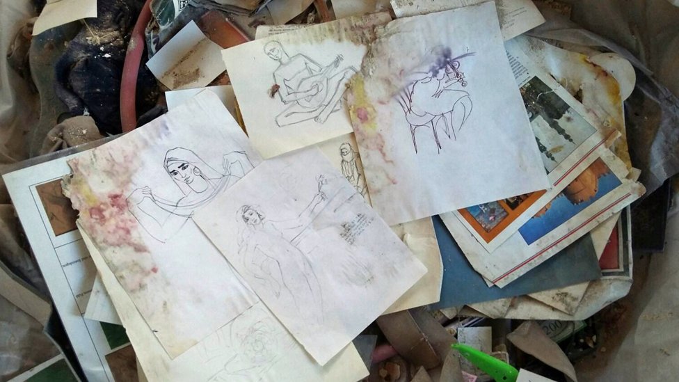 Zahed encontró dibujos y fotos familiares desparramas cuando volvió a la casa. Dibujos y fotos que Zahed encontró cuando regresó a su casa.