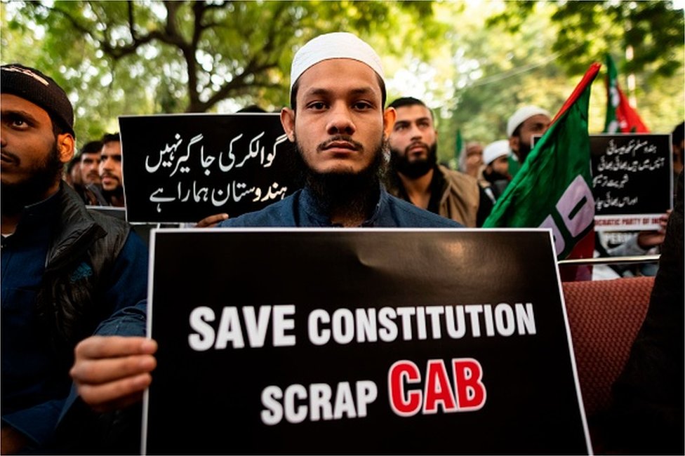 Демонстранты демонстрируют плакаты в знак протеста против законопроекта о поправках к гражданству (CAB) в Нью-Дели 10 декабря 2019 г.