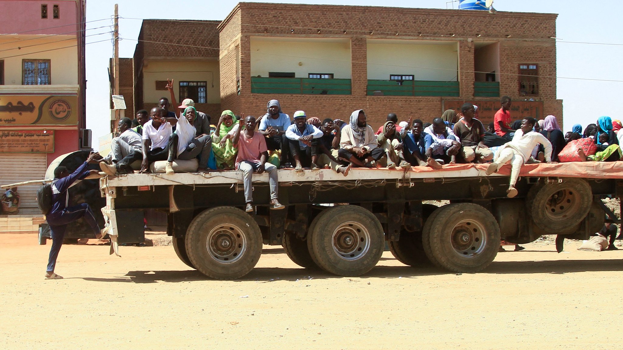 اشتباكات السودان: كيف تحولت وسوم تهنئة بالعيد إلى مناشدات لطلب العون؟ 3 مجموعة من السودانيين ينتقلون باستخدام مقطورة شاحنة