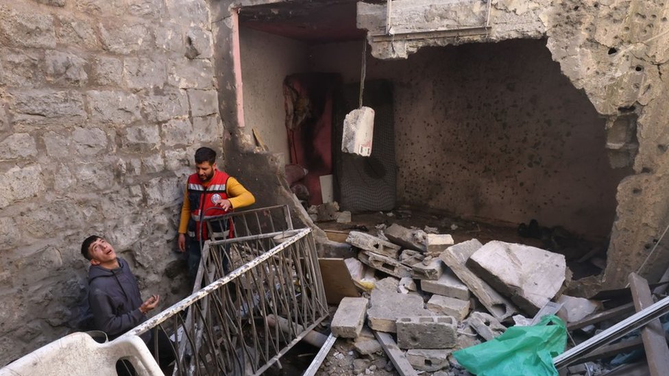 فلسطينيون يتفقدون المنزل المدمر حيث قتلت القوات الإسرائيلية ثلاثة فلسطينيين خلال اقتحام البلدة القديمة في نابلس بالضفة الغربية المحتلة (4 مايو/أيار 2023)