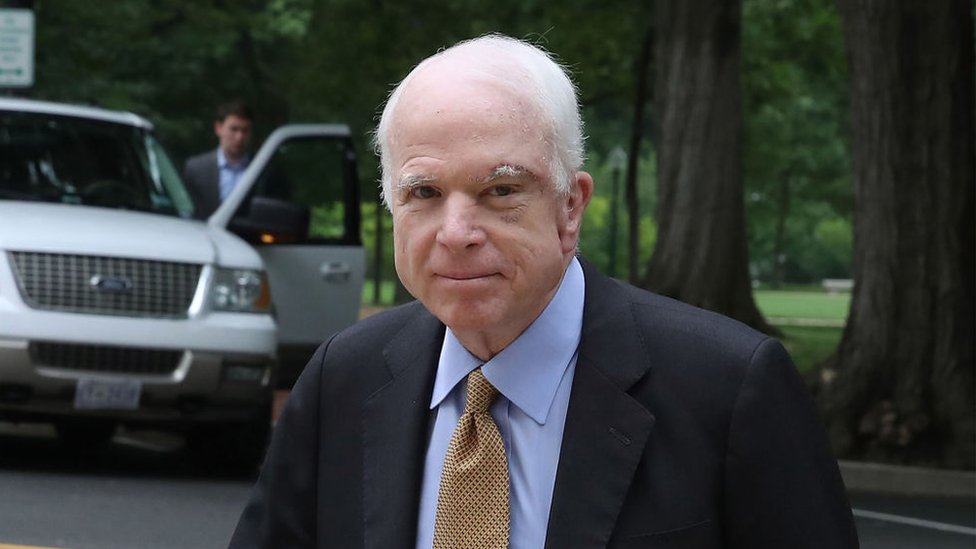 El senador republicano John McCain fue uno de los que pidió la eliminación de la "arcaica" ley. John McCain