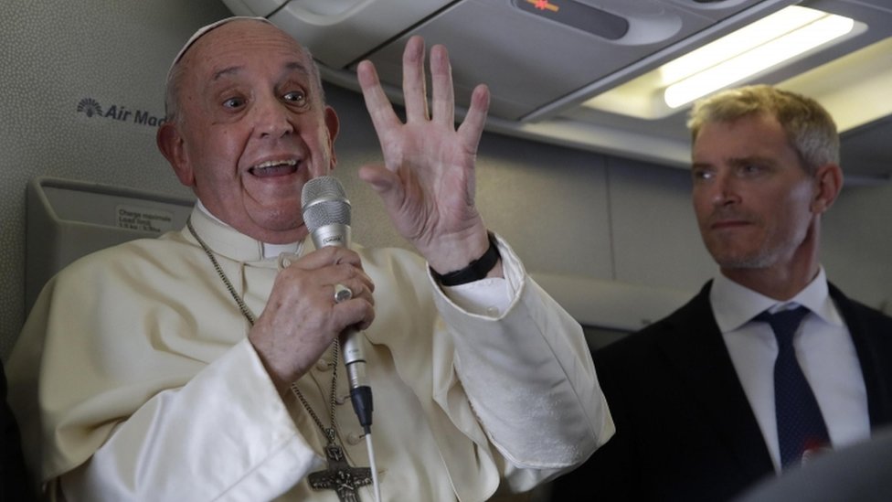 Папа Франциск обращается к журналистам на обратном пути в Рим из Африки
